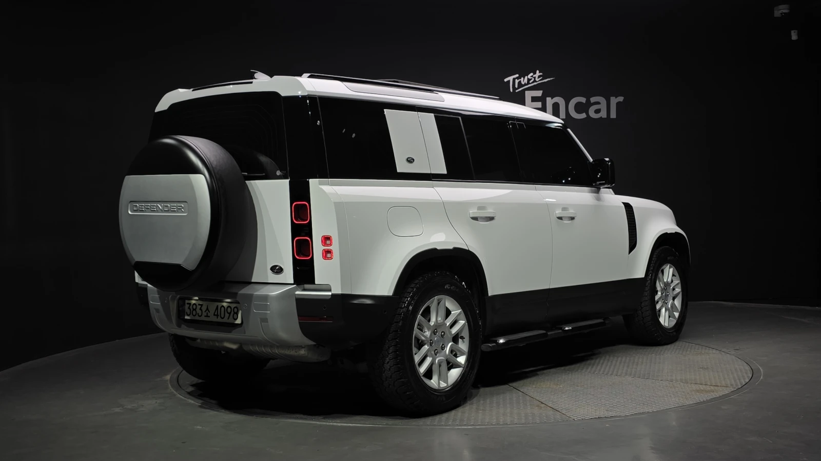 Land Rover Defender D250* 360* BLIND SPOT* ПОДГРЕВ ВОЛАН* ЛЮК* КРАЙНА , снимка 2 - Автомобили и джипове - 55387529