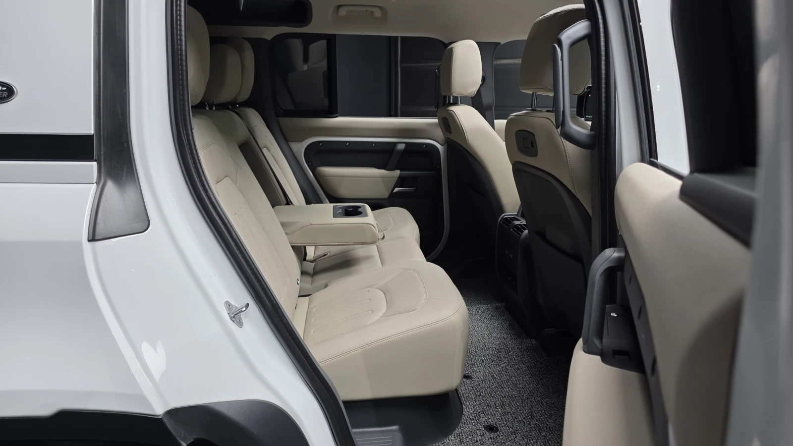 Land Rover Defender D250* 360* BLIND SPOT* ПОДГРЕВ ВОЛАН* ЛЮК* КРАЙНА , снимка 12 - Автомобили и джипове - 55387529