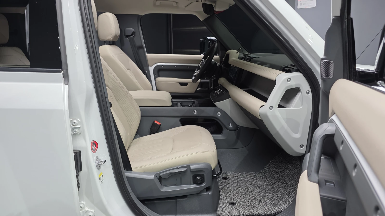 Land Rover Defender D250* 360* BLIND SPOT* ПОДГРЕВ ВОЛАН* ЛЮК* КРАЙНА , снимка 11 - Автомобили и джипове - 55387529