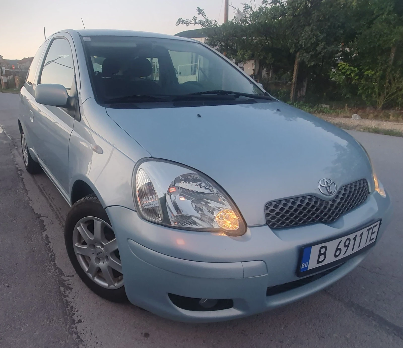 Toyota Yaris 1.3i 90к.с. Фейслифт - изображение 4