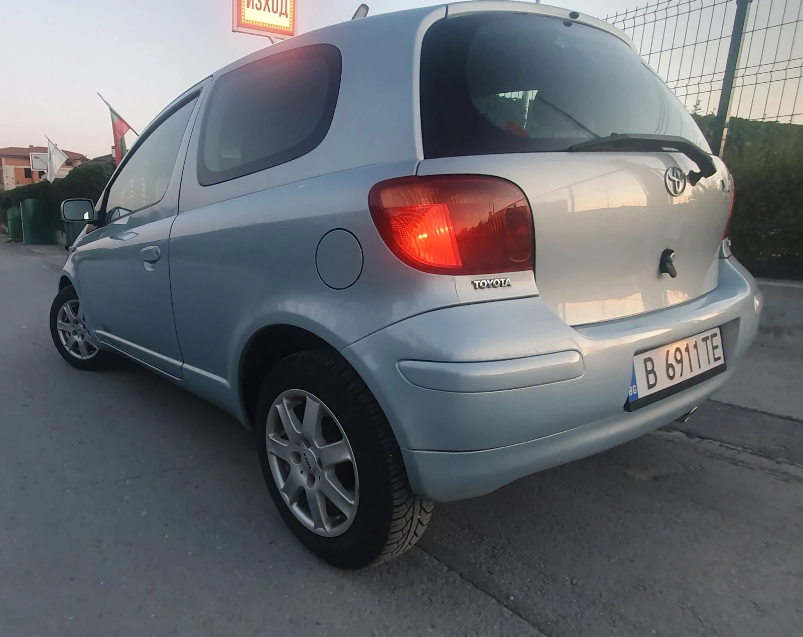 Toyota Yaris 1.3i 90к.с. Фейслифт - изображение 5