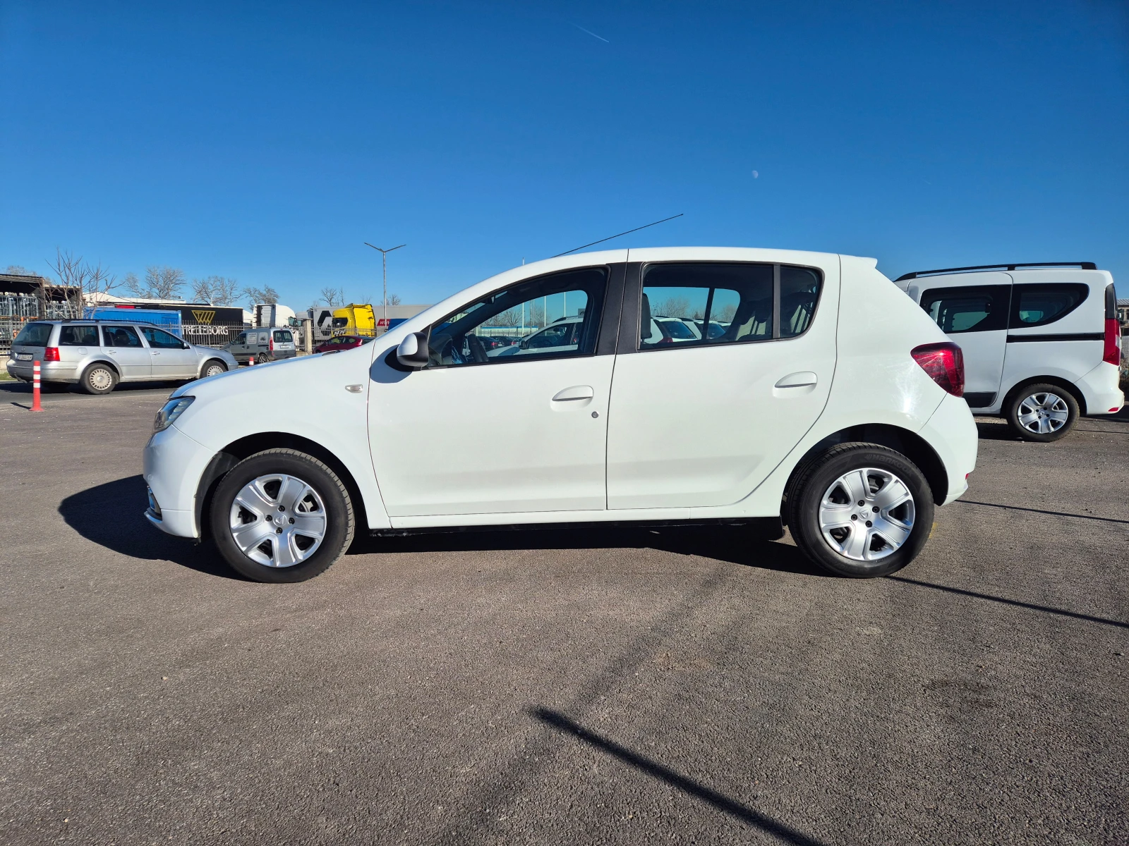 Dacia Sandero LAUREATE 1.5D-M/T - изображение 2