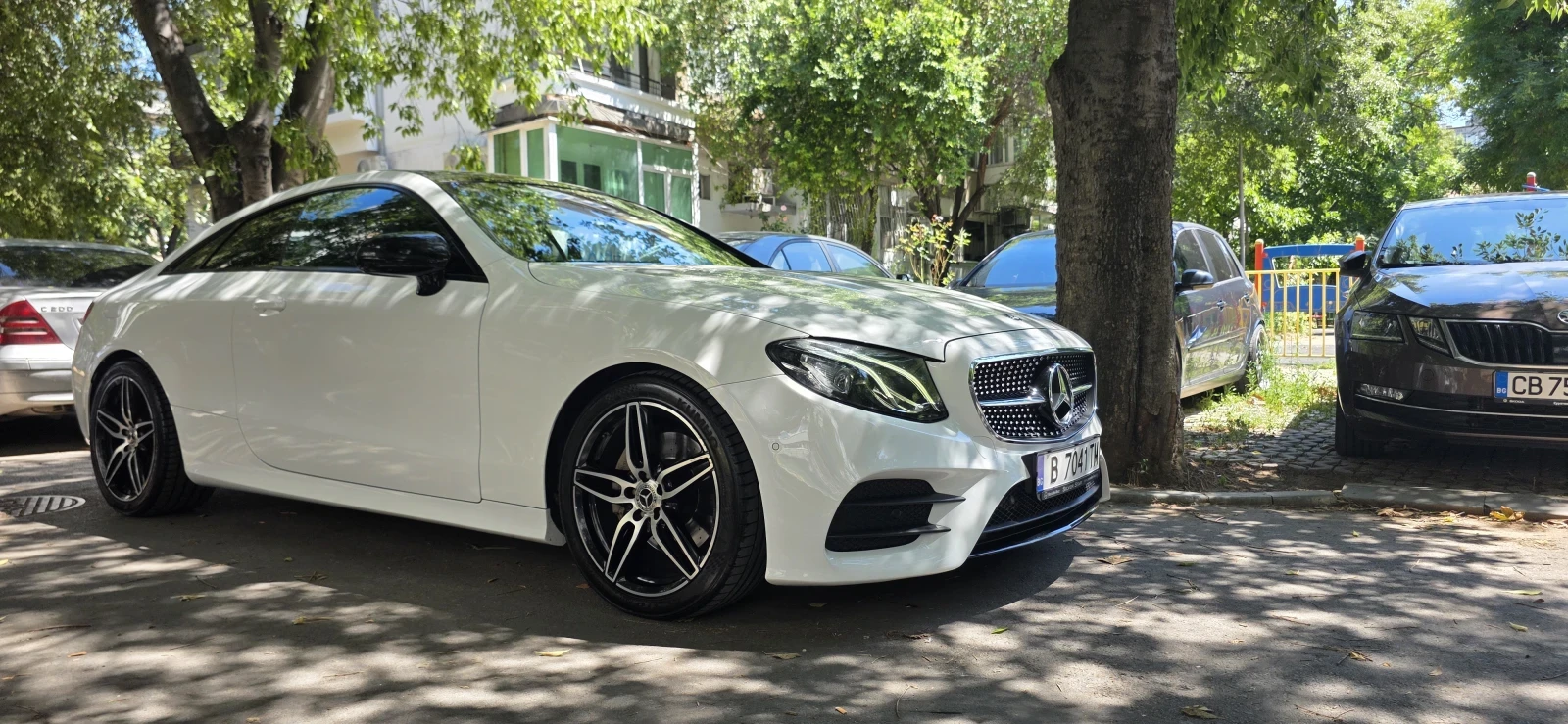 Mercedes-Benz E 220, снимка 2 - Автомобили и джипове - 55695223