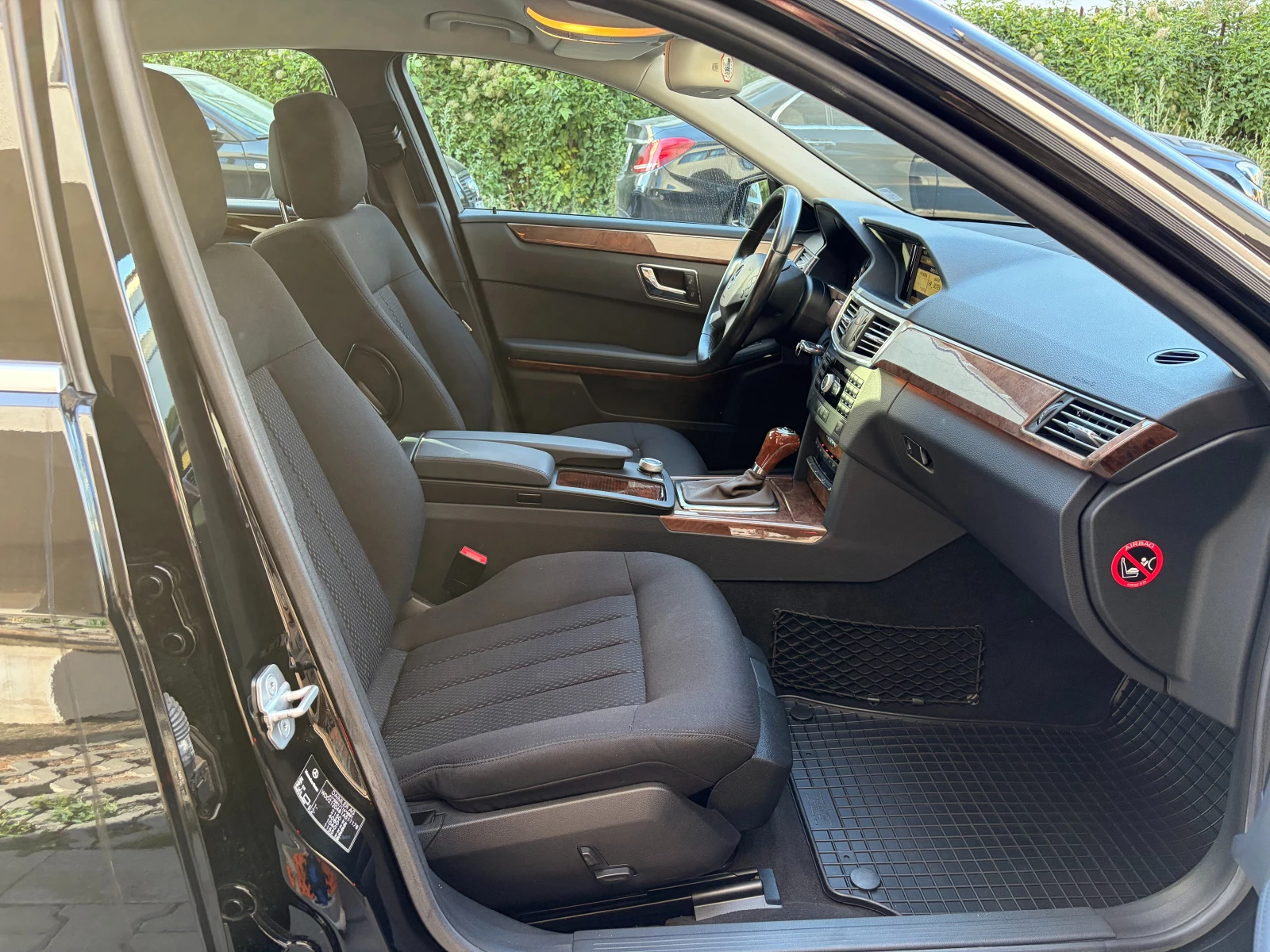 Mercedes-Benz E 200 Elegance, снимка 15 - Автомобили и джипове - 55731830