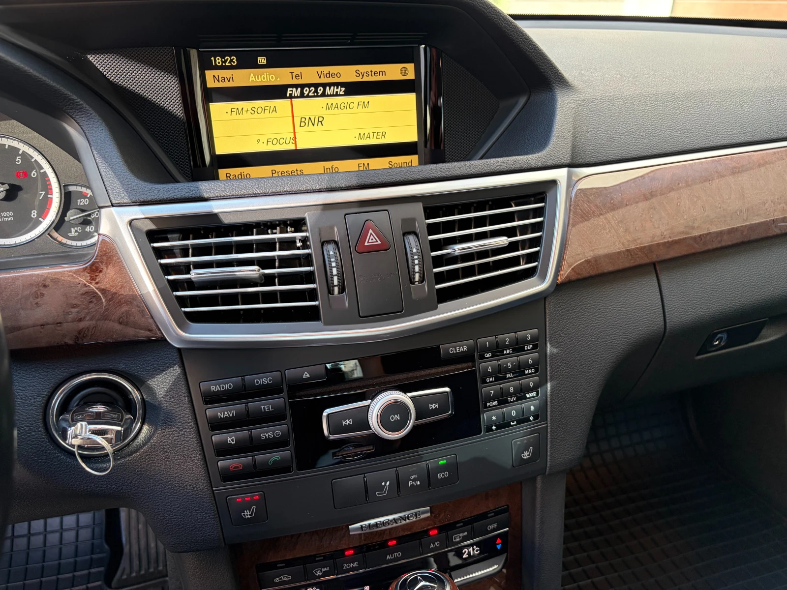 Mercedes-Benz E 200 Elegance, снимка 10 - Автомобили и джипове - 55731830