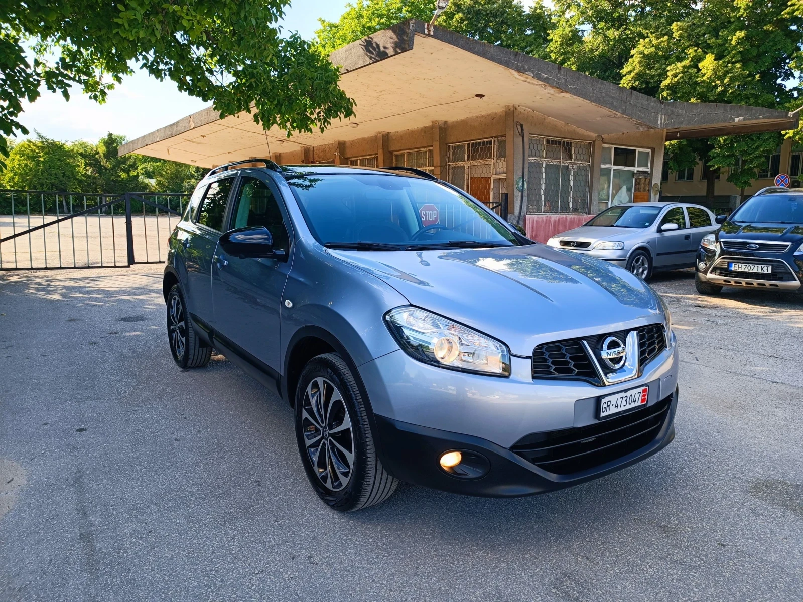 Nissan Qashqai 2.0i-141кс-ШВЕЙЦАРИЯ-РЪЧКА-4Х4-6ск-FACELIFT, снимка 2 - Автомобили и джипове - 55239010
