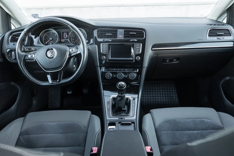 VW Golf 1.6TDI, снимка 8 - Автомобили и джипове - 48884025