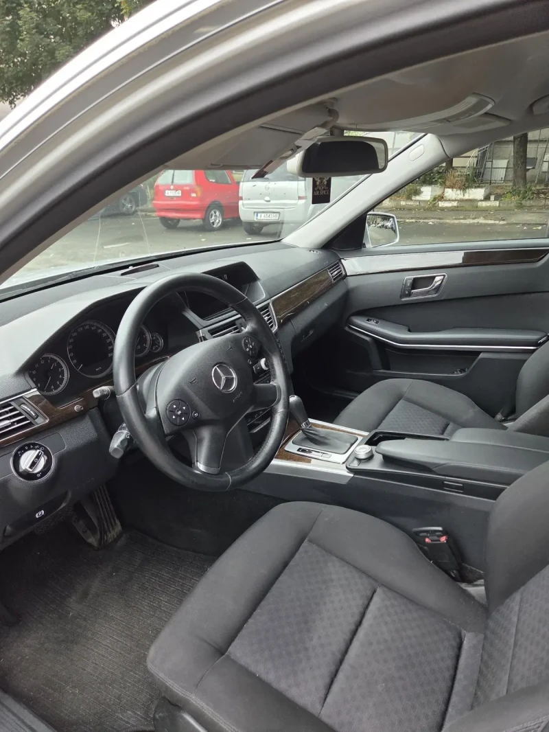 Mercedes-Benz E 220, снимка 6 - Автомобили и джипове - 53160062