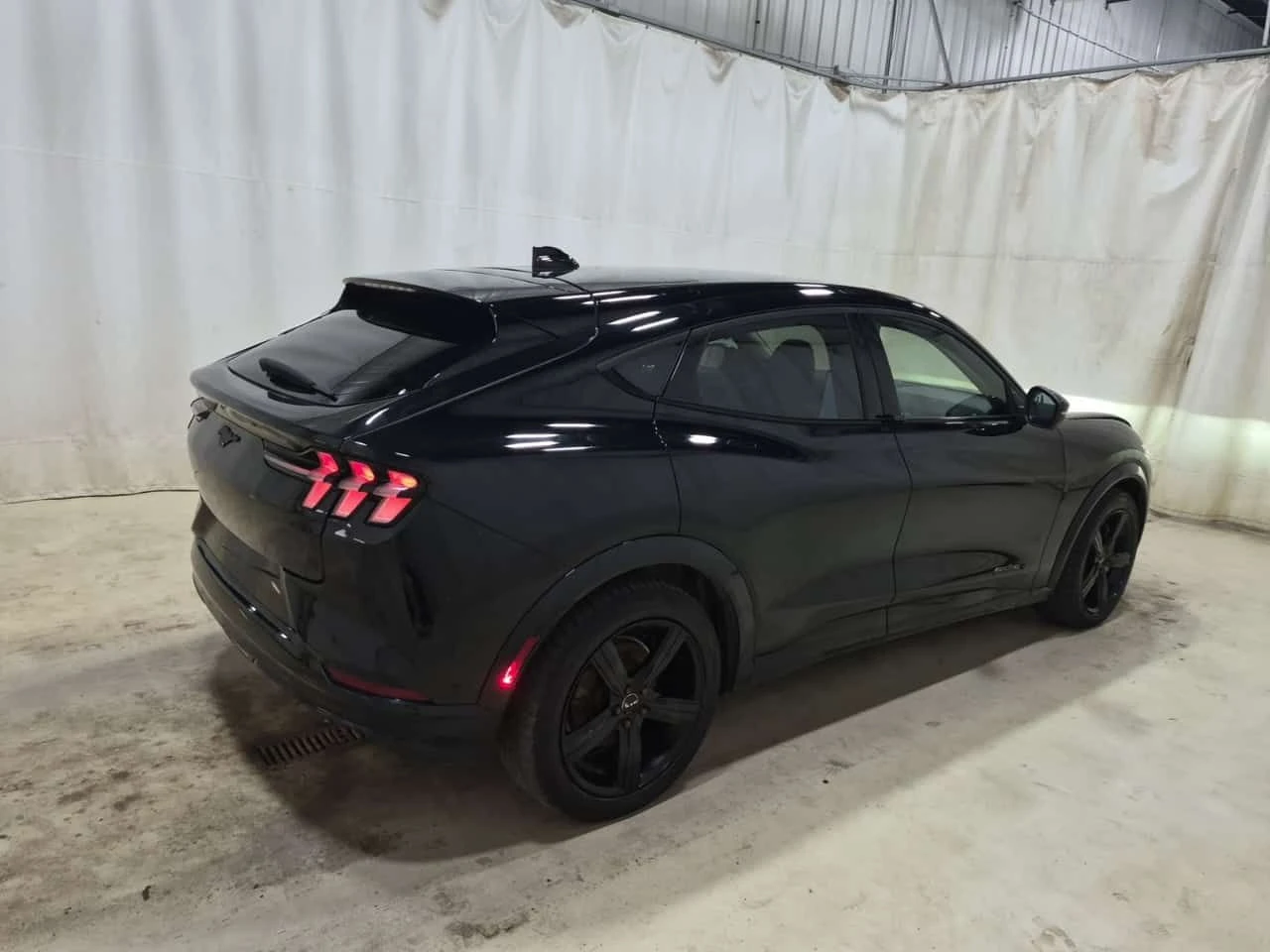 Ford Mustang Mach-E * PREMIUM * CARFAX * ОПЦИЯ ЗА ФИНАНСИРАНЕ , снимка 3 - Автомобили и джипове - 55334549