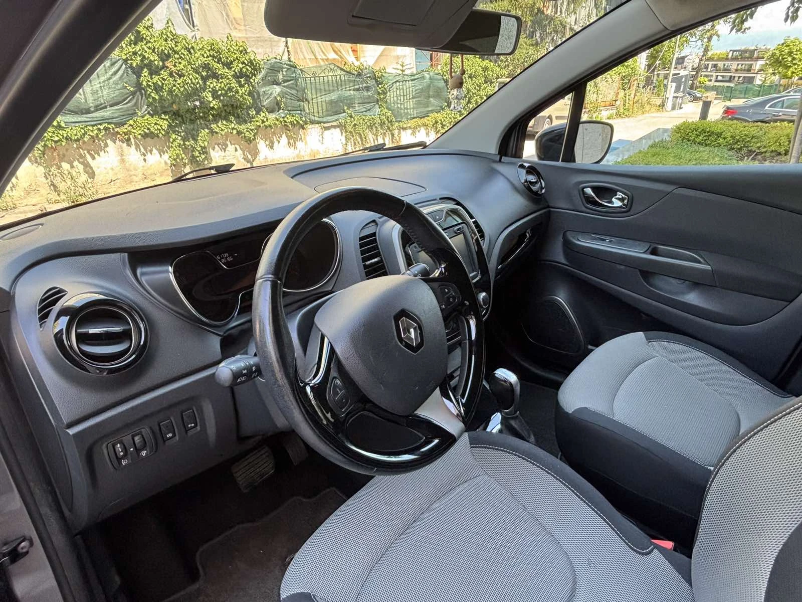 Renault Captur, снимка 8 - Автомобили и джипове - 55524399