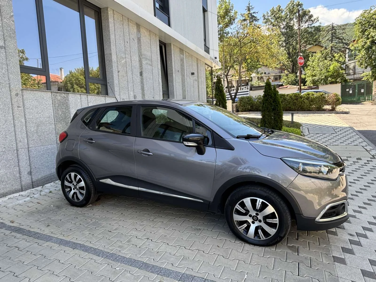 Renault Captur, снимка 6 - Автомобили и джипове - 55524399