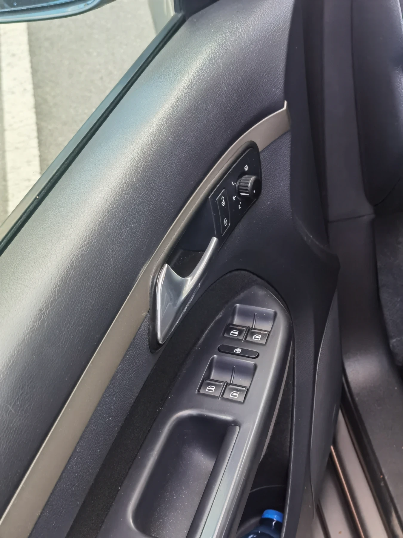 VW Touran 1.9 TDI 6ск., снимка 16 - Автомобили и джипове - 55619200