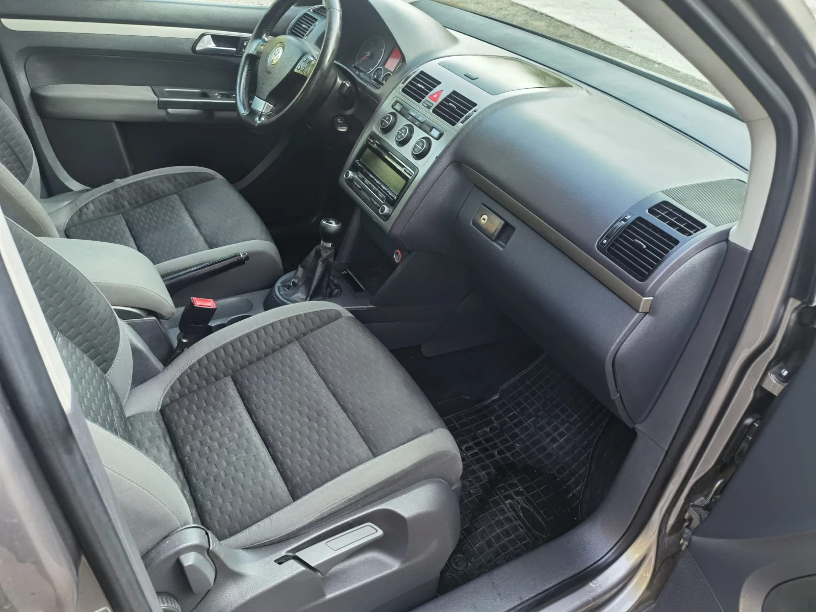 VW Touran 1.9 TDI 6ск., снимка 11 - Автомобили и джипове - 55619200