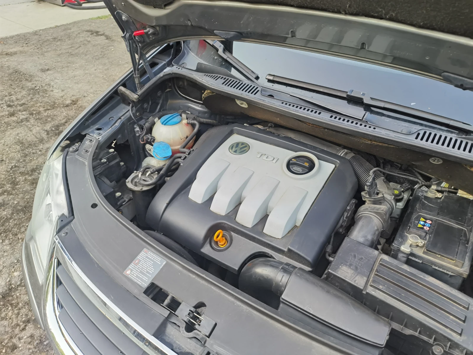 VW Touran 1.9 TDI 6ск., снимка 14 - Автомобили и джипове - 55619200