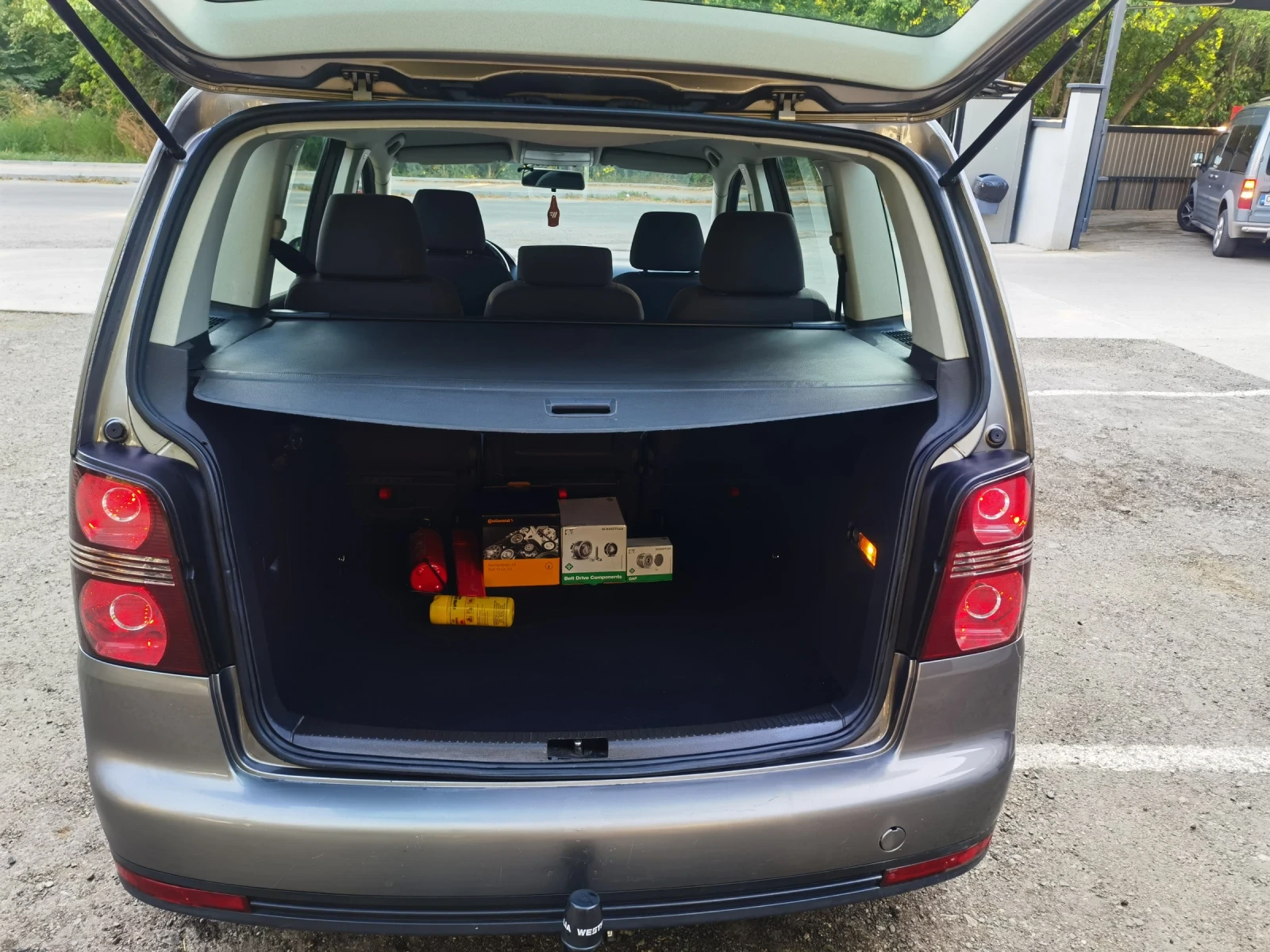 VW Touran 1.9 TDI 6ск., снимка 13 - Автомобили и джипове - 55619200