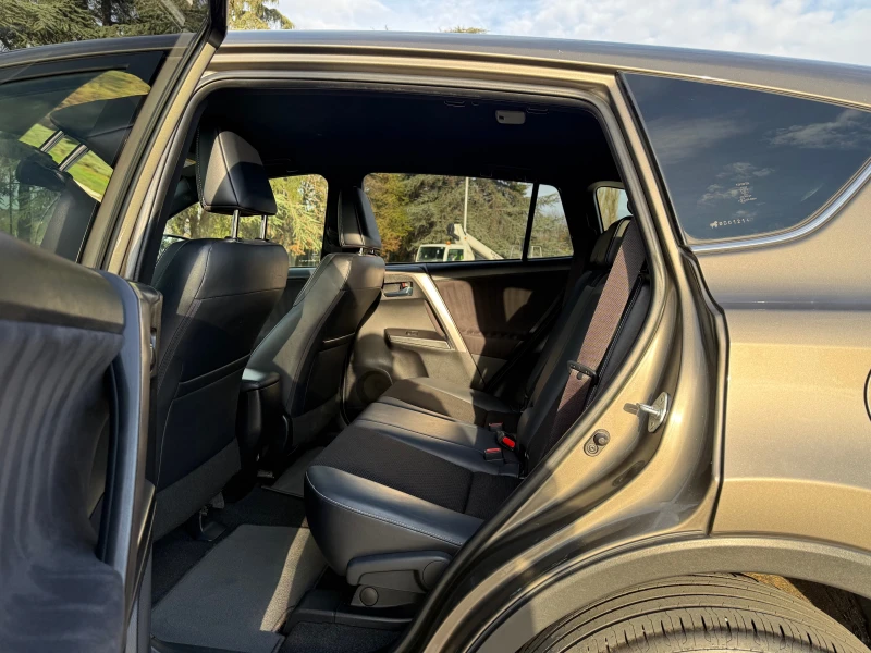Toyota Rav4 2.0///Executive///Face-Lift///TOP///KeyLess///, снимка 12 - Автомобили и джипове - 52576446