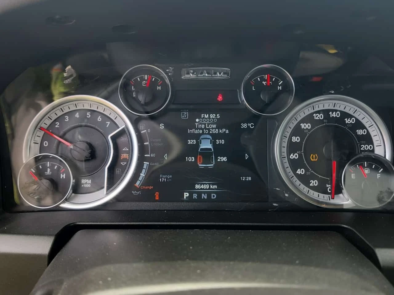 Dodge RAM 1500 EXPRESS CREW CAB SHORT BED * CARFAX, снимка 9 - Автомобили и джипове - 55561436