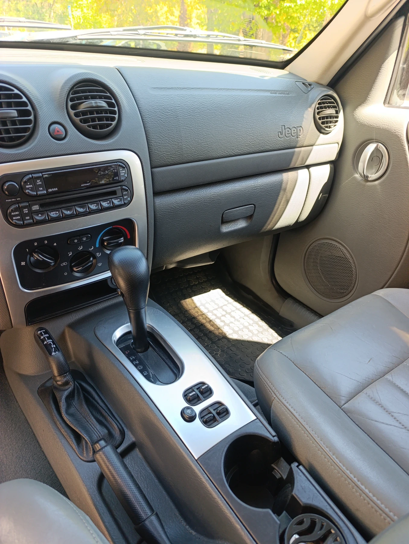 Jeep Cherokee, снимка 9 - Автомобили и джипове - 55978579