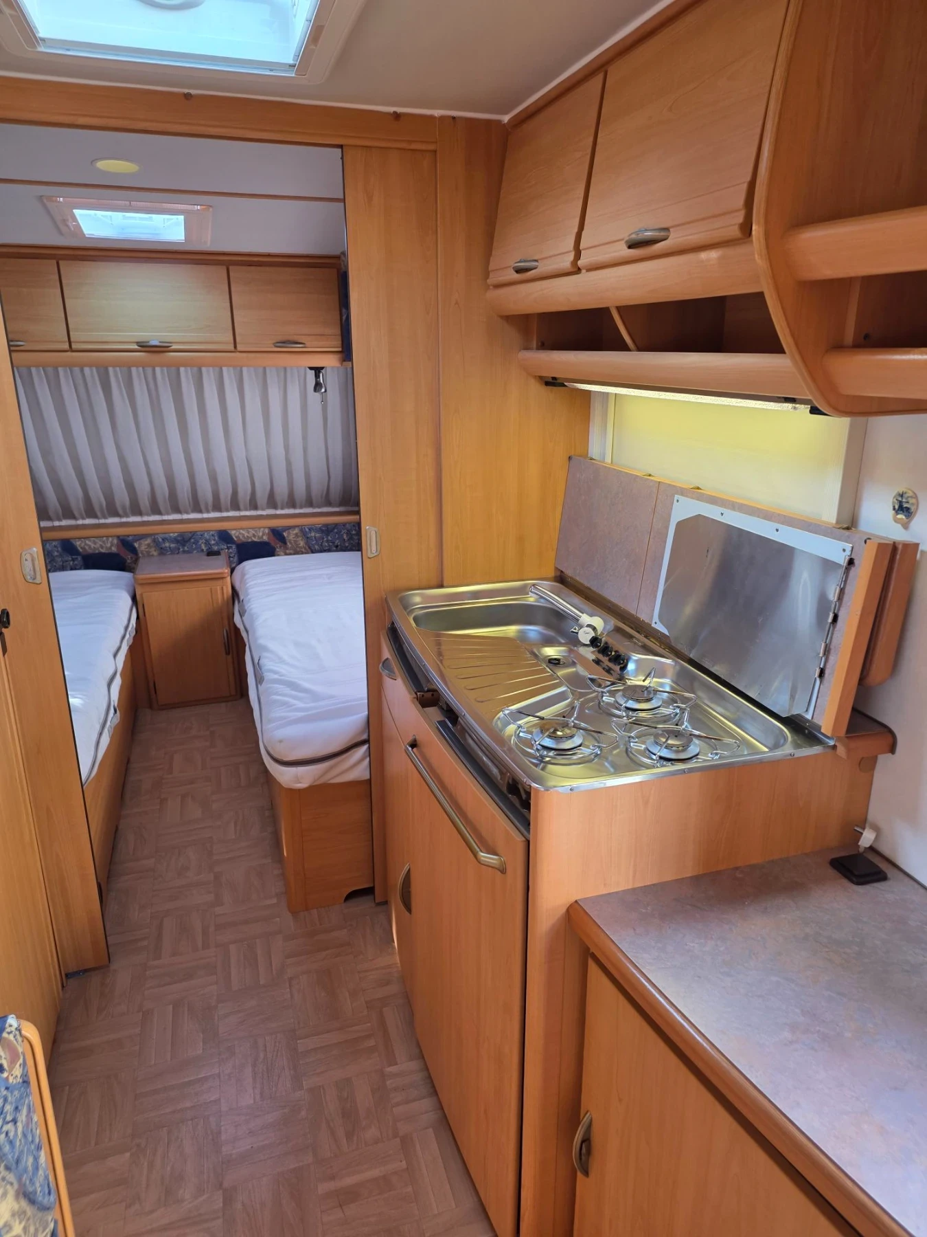 Каравана LMC Luxus 460, снимка 8 - Каравани и кемпери - 56450341