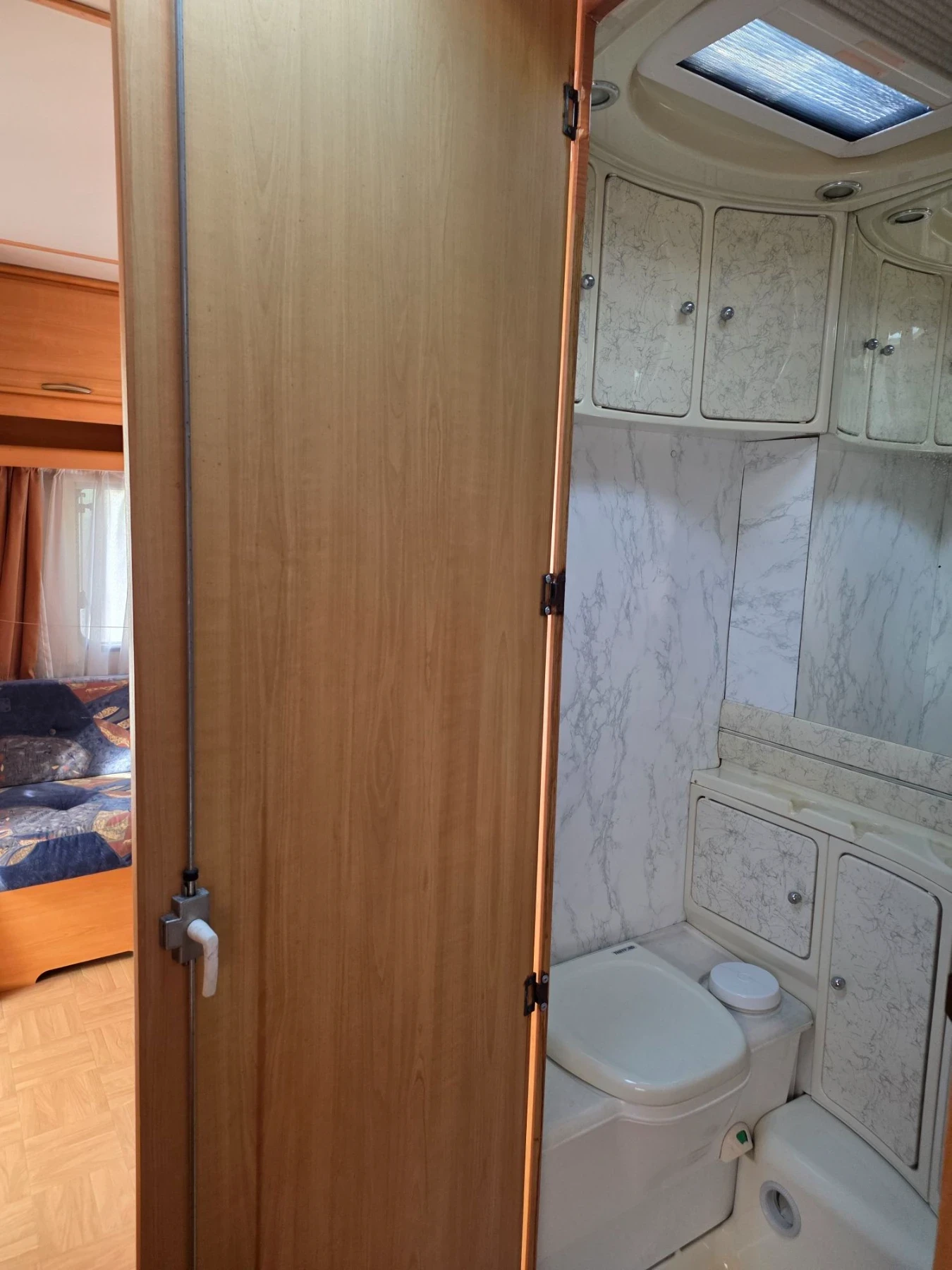 Каравана LMC Luxus 460, снимка 10 - Каравани и кемпери - 56450341