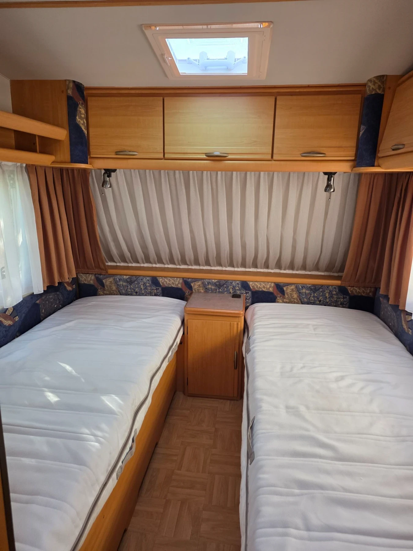 Каравана LMC Luxus 460, снимка 12 - Каравани и кемпери - 56450341