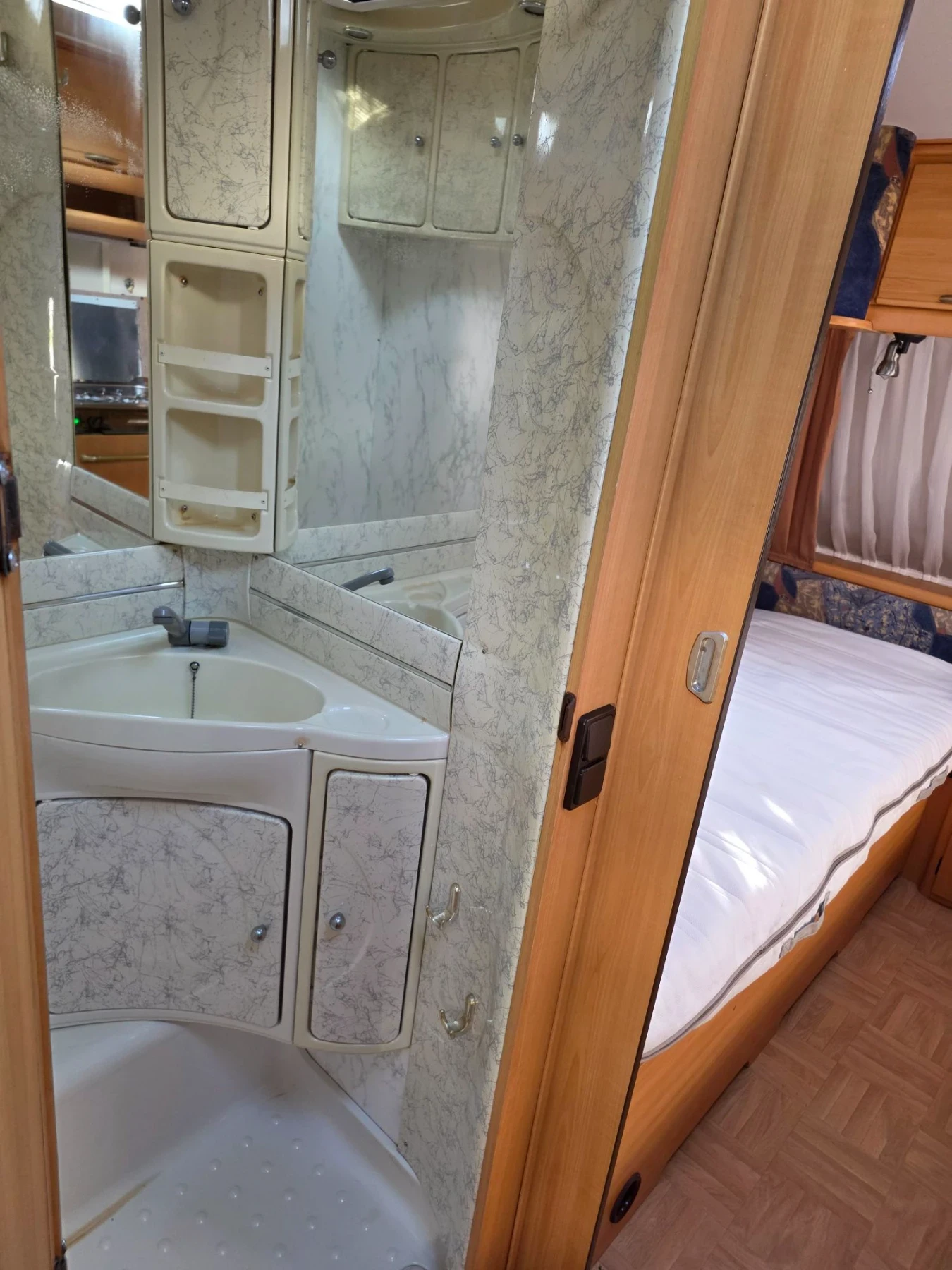 Каравана LMC Luxus 460, снимка 9 - Каравани и кемпери - 56450341