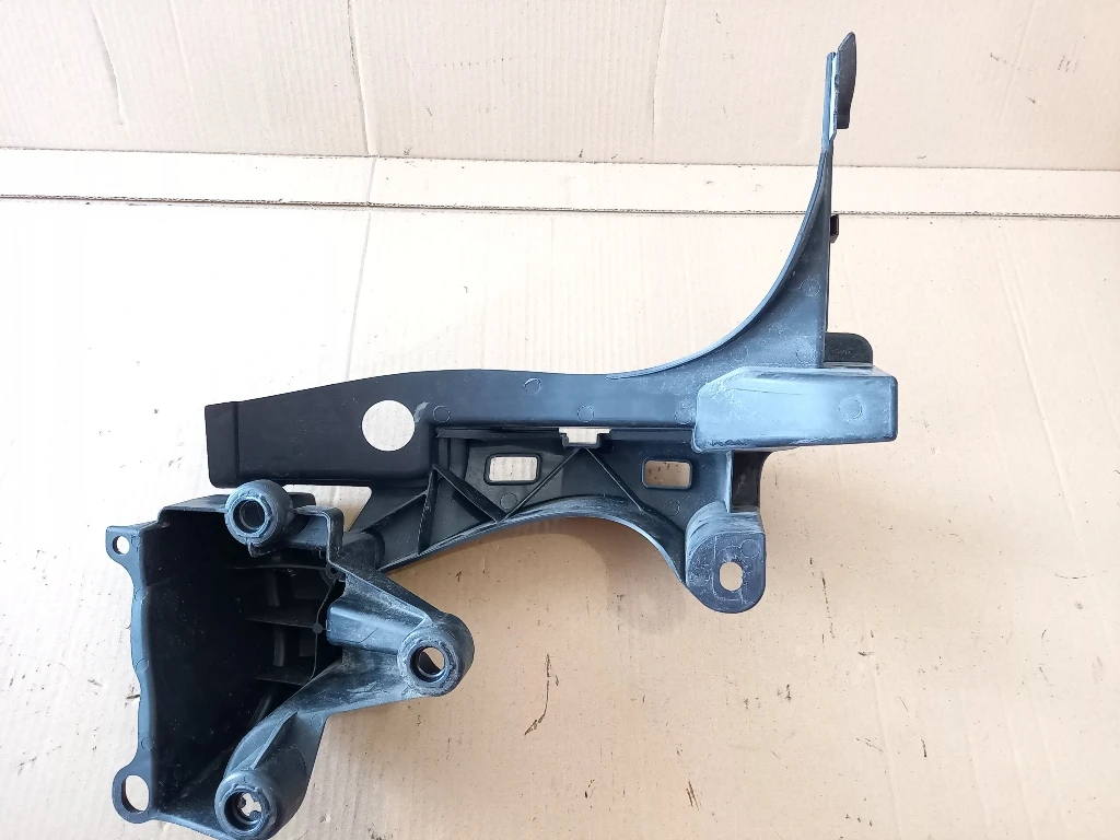 Водач държач задна броня десен Пежо 3008 1.6хди 