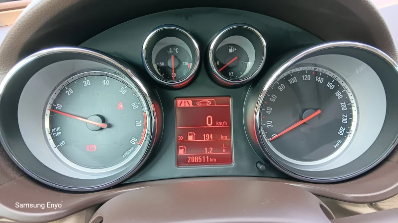 Opel Insignia 1.4 Turbo, снимка 12 - Автомобили и джипове - 52517651