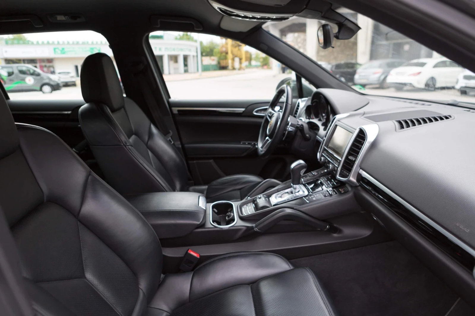 Porsche Cayenne 3.0D/БЕЗ ЗАБЕЛЕЖКА/187ХИЛ.КМ, снимка 4 - Автомобили и джипове - 54235837