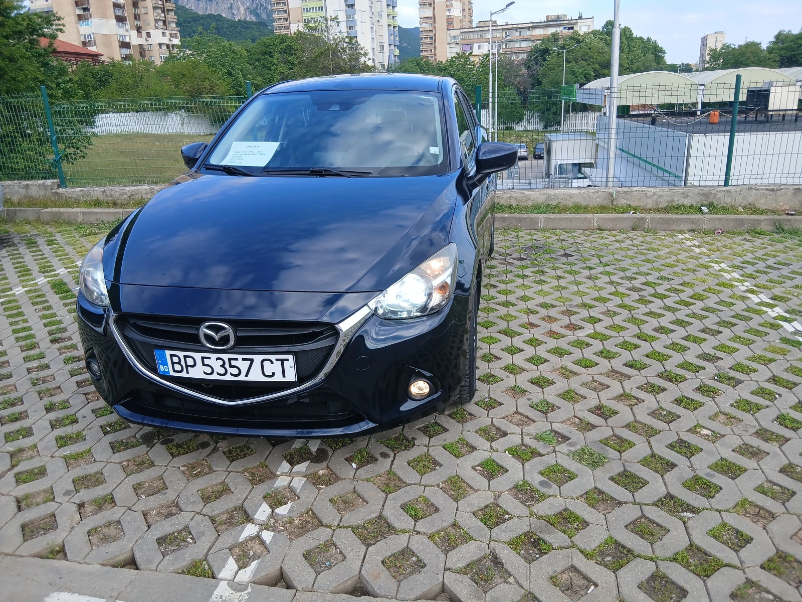 Mazda 2 SKYACTIV1.5D ;ОБСЛУЖЕНА EURO6;НОВ ВНОС , снимка 2 - Автомобили и джипове - 54161840