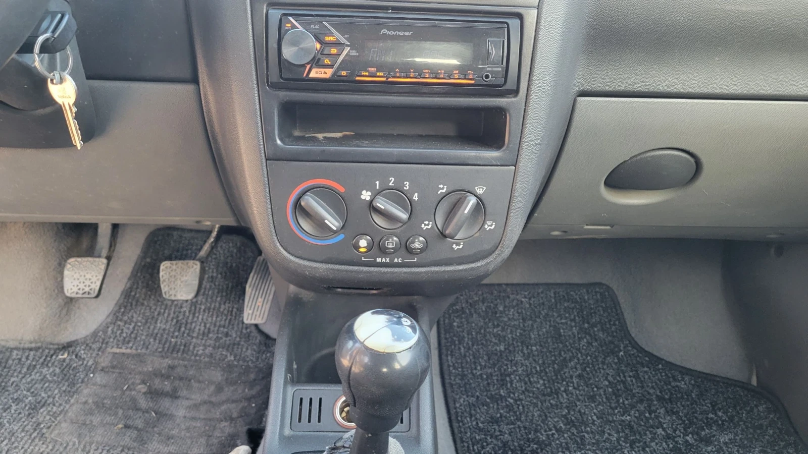 Opel Corsa 1000 кубика с газ и климатик., снимка 8 - Автомобили и джипове - 53839708