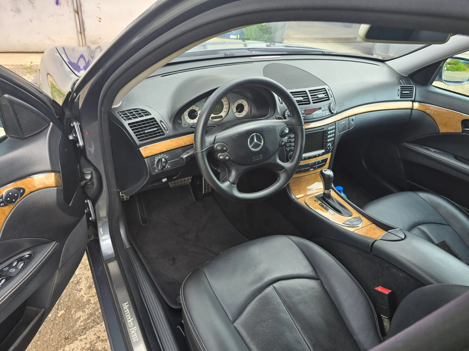 Mercedes-Benz E 320, снимка 10 - Автомобили и джипове - 54739128