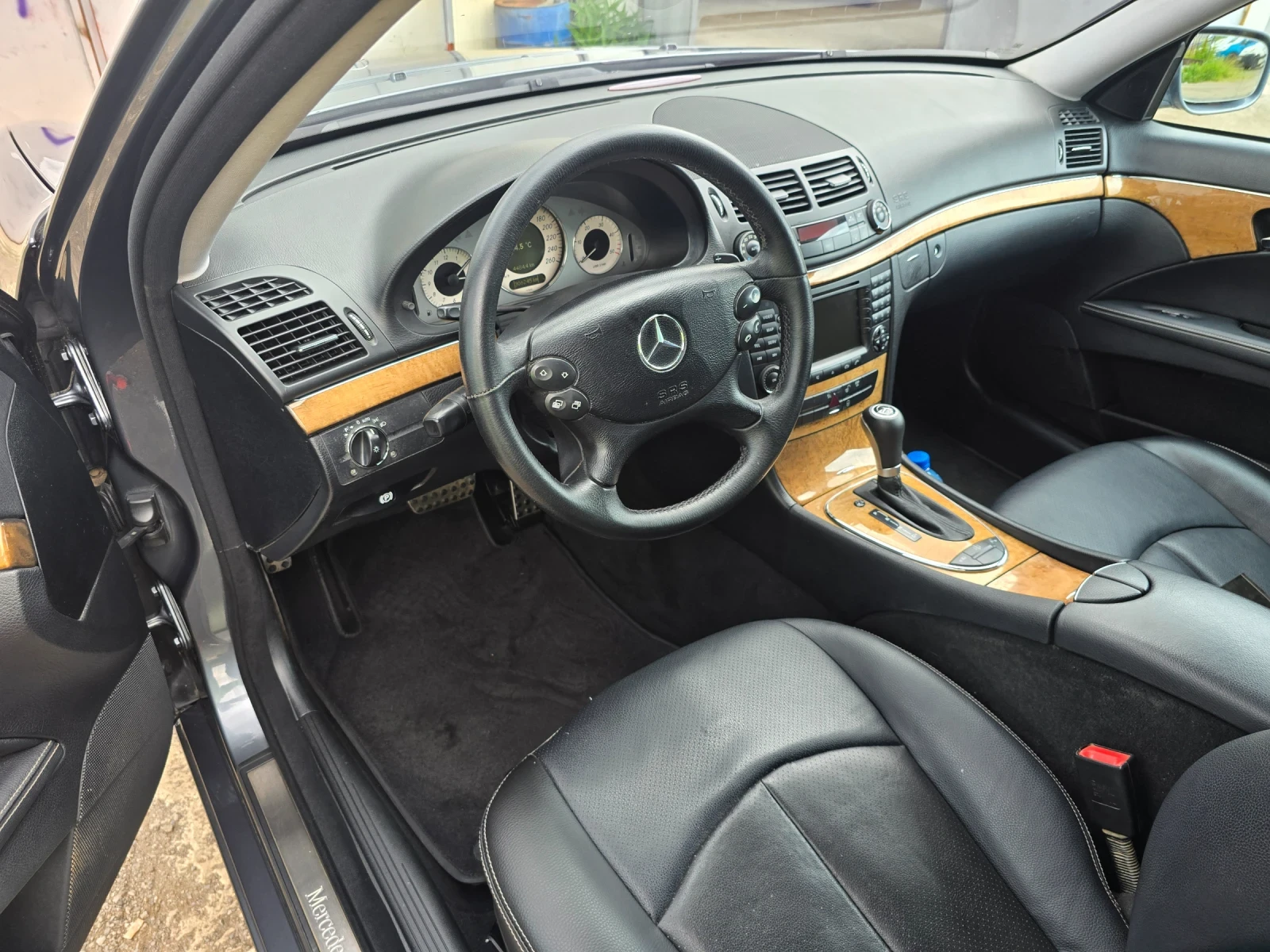 Mercedes-Benz E 320, снимка 12 - Автомобили и джипове - 54739128