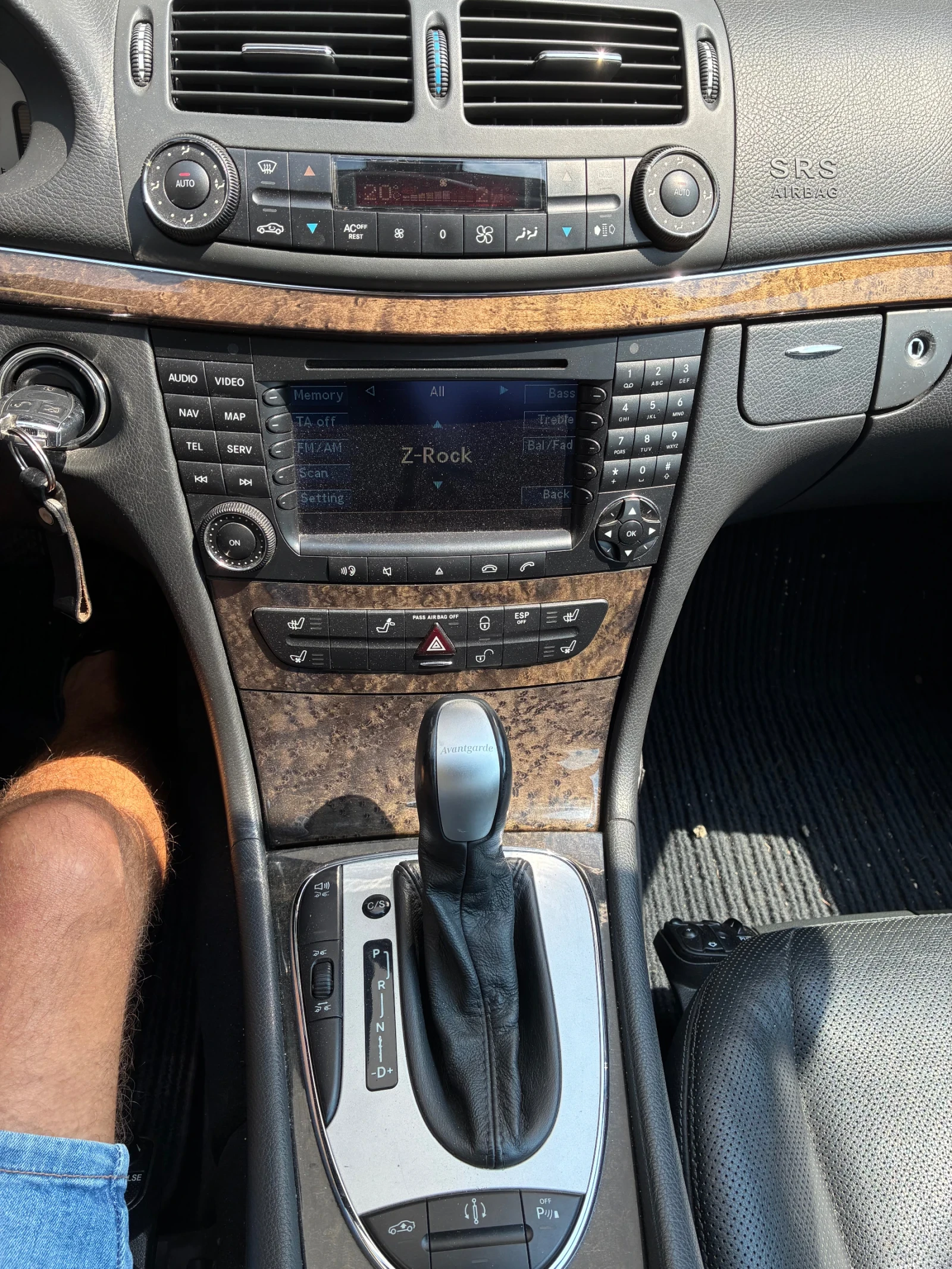 Mercedes-Benz E 320 На задно с пружини, снимка 8 - Автомобили и джипове - 55793375
