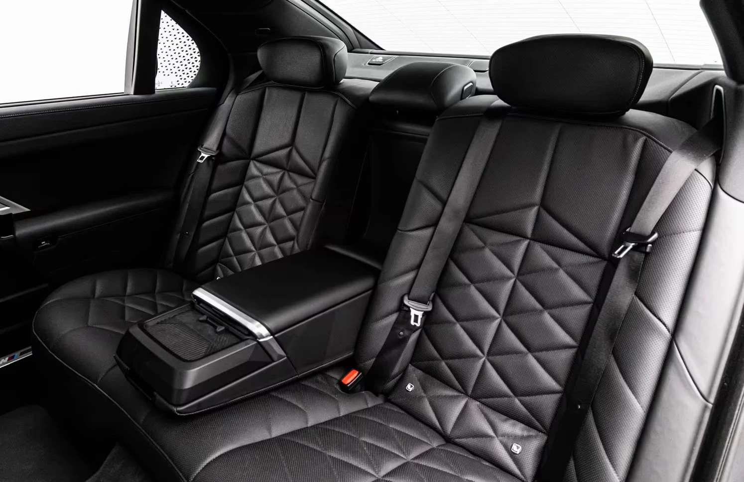 BMW i7 60/544HP/xDRIVE/B&W/M-SPORT/I-GLOW/360/SKY-LO/899z, снимка 13 - Автомобили и джипове - 56193585
