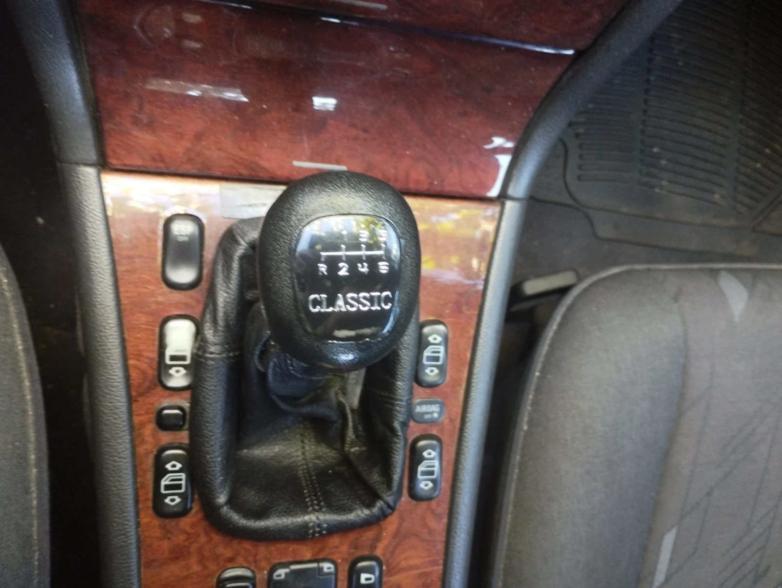 Mercedes-Benz E 220, снимка 4 - Автомобили и джипове - 56310596