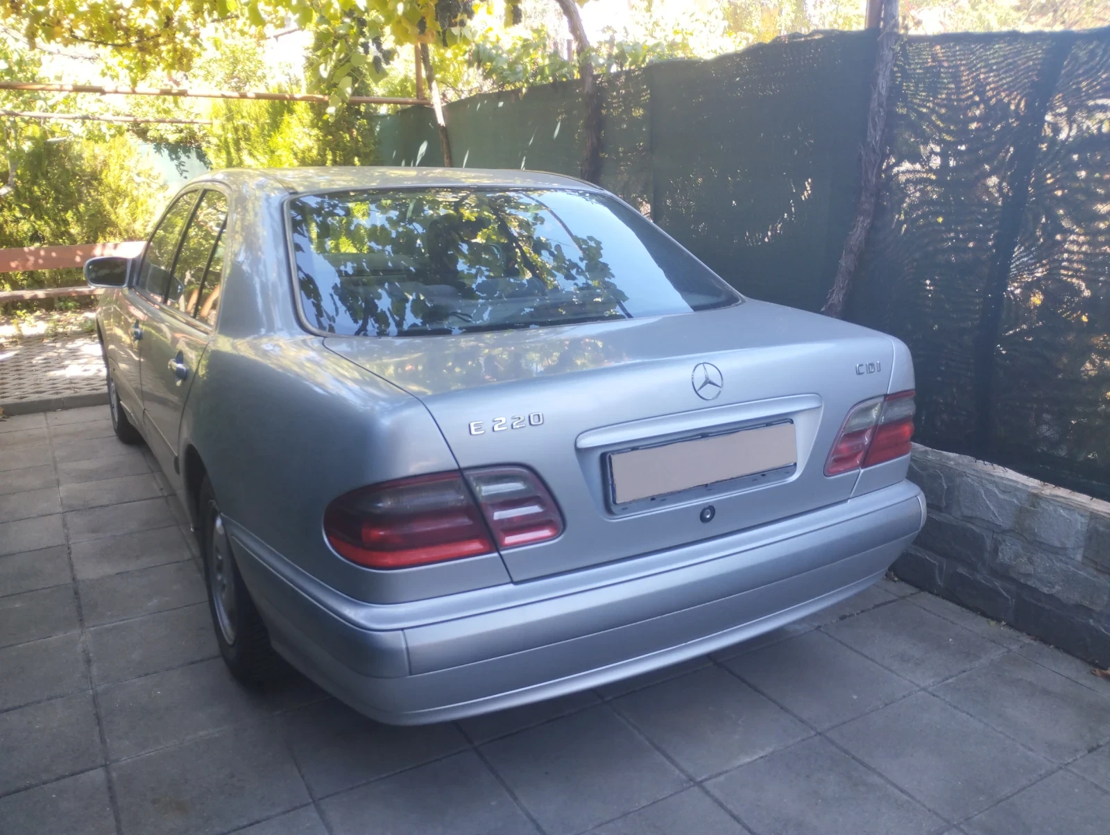 Mercedes-Benz E 220, снимка 2 - Автомобили и джипове - 56310596