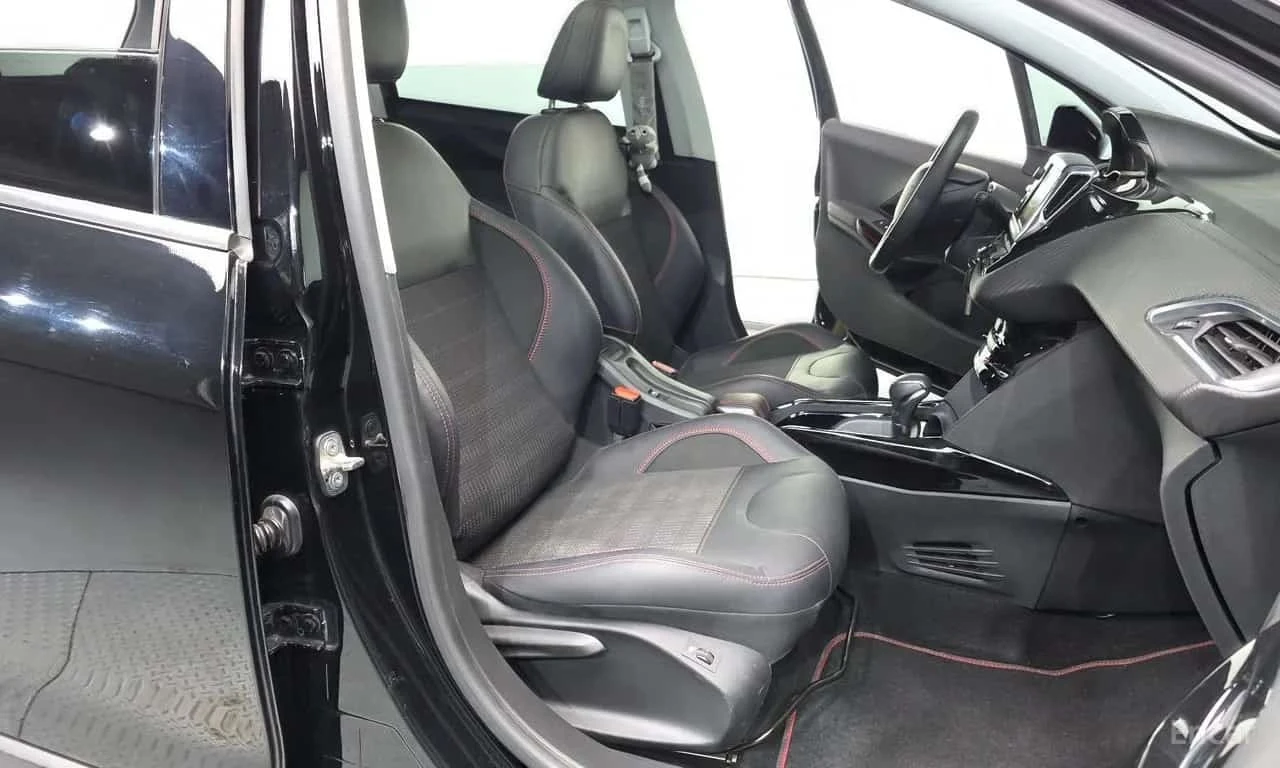 Peugeot 2008 * 1.5 BlueHDi GT Line/ФИНАНСИРАНЕ, снимка 11 - Автомобили и джипове - 56332051