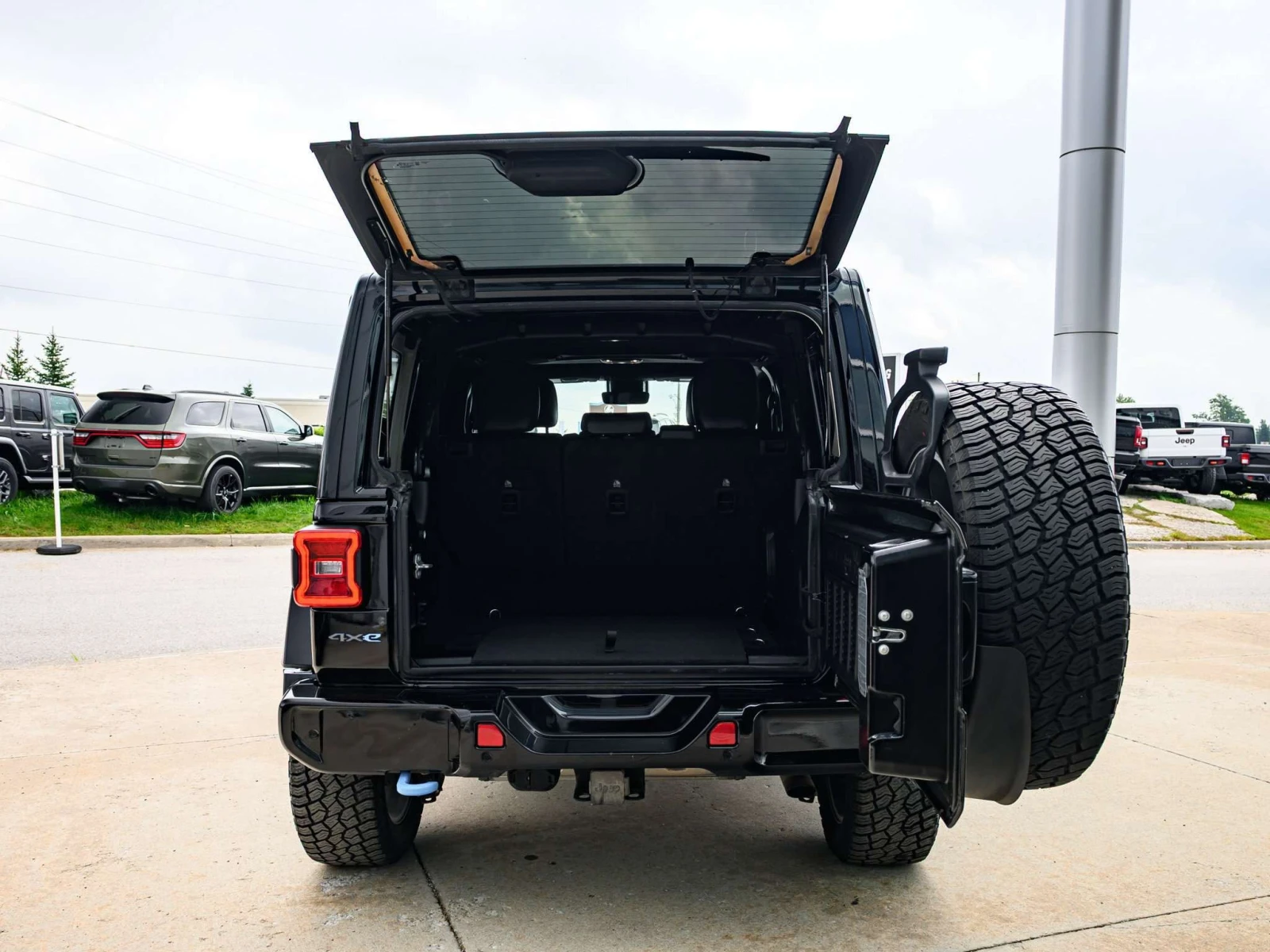 Jeep Wrangler * High Altitude | SKY TOP | TOW PKG | SAFETY | * C, снимка 8 - Автомобили и джипове - 56084974