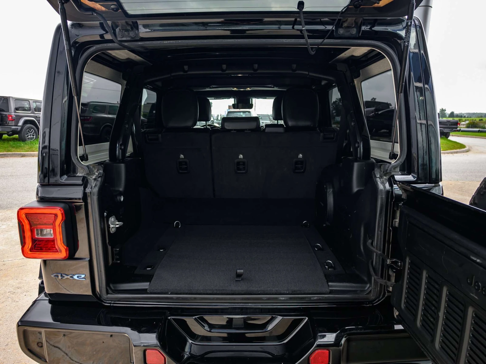 Jeep Wrangler * High Altitude | SKY TOP | TOW PKG | SAFETY | * C, снимка 9 - Автомобили и джипове - 56084974