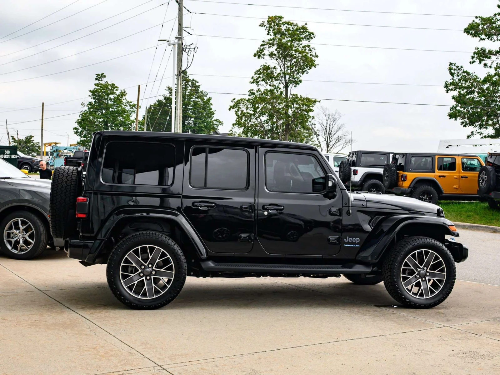Jeep Wrangler * High Altitude | SKY TOP | TOW PKG | SAFETY | * C, снимка 11 - Автомобили и джипове - 56084974