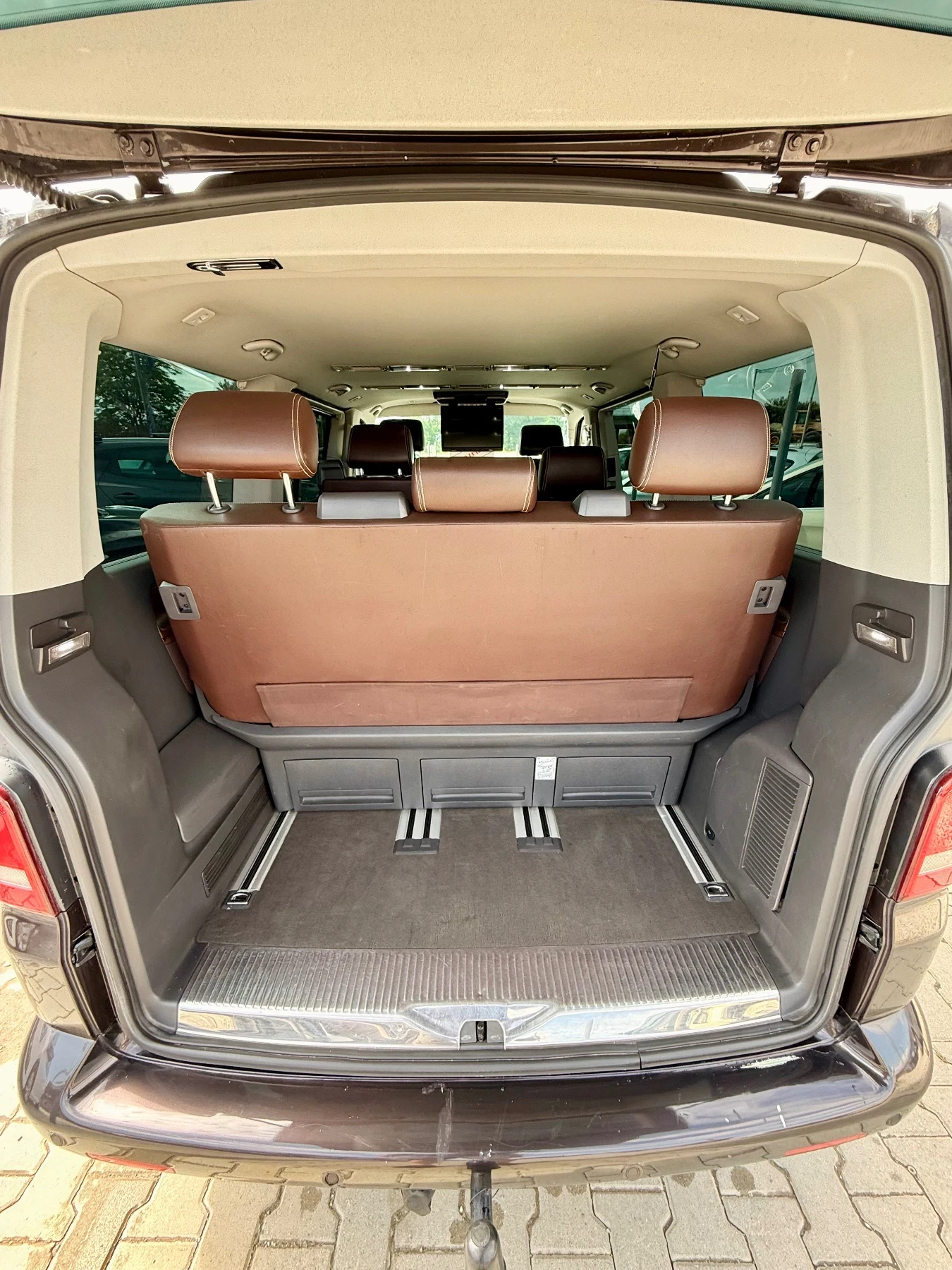 VW Multivan 2.0* Топ* Кожа* Нави* Автомат* Обслужен* , снимка 13 - Бусове и автобуси - 54794572
