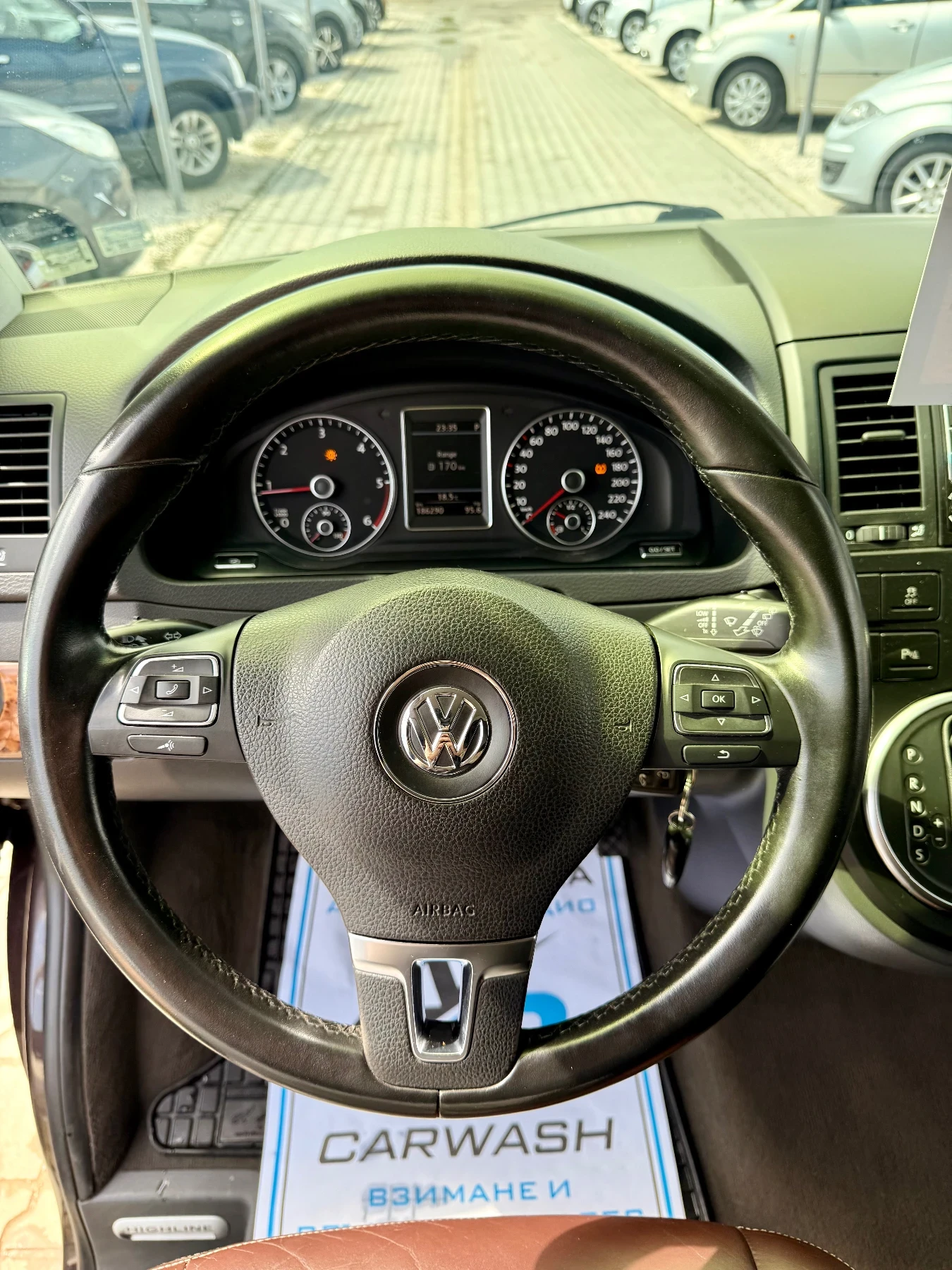 VW Multivan 2.0* Топ* Кожа* Нави* Автомат* Обслужен* , снимка 17 - Бусове и автобуси - 54794572