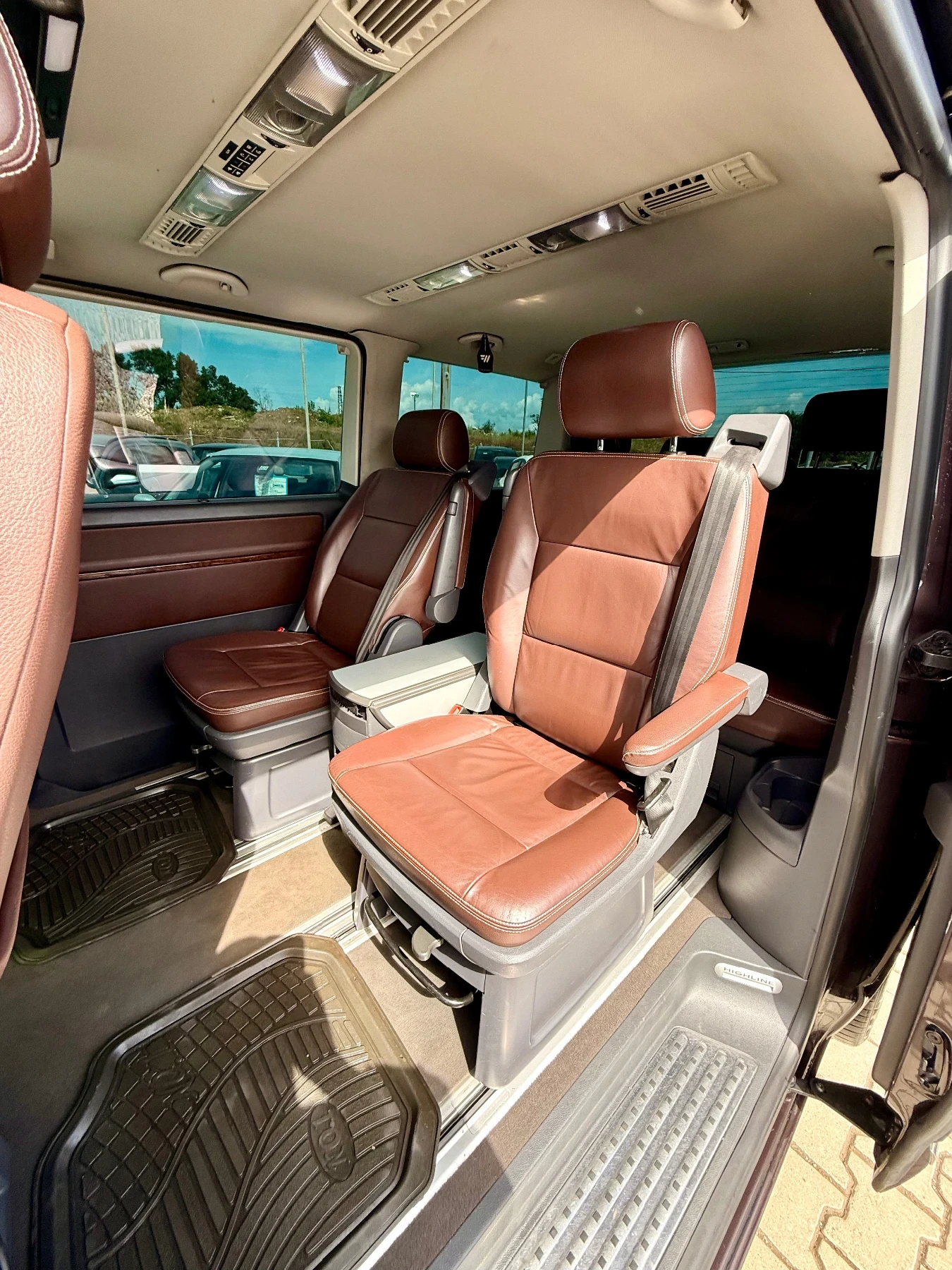VW Multivan 2.0* Топ* Кожа* Нави* Автомат* Обслужен* , снимка 14 - Бусове и автобуси - 54794572