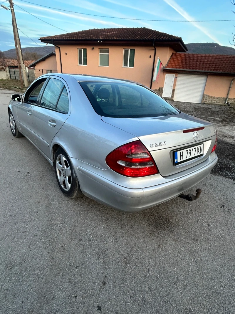 Mercedes-Benz E 220, снимка 4 - Автомобили и джипове - 52728469