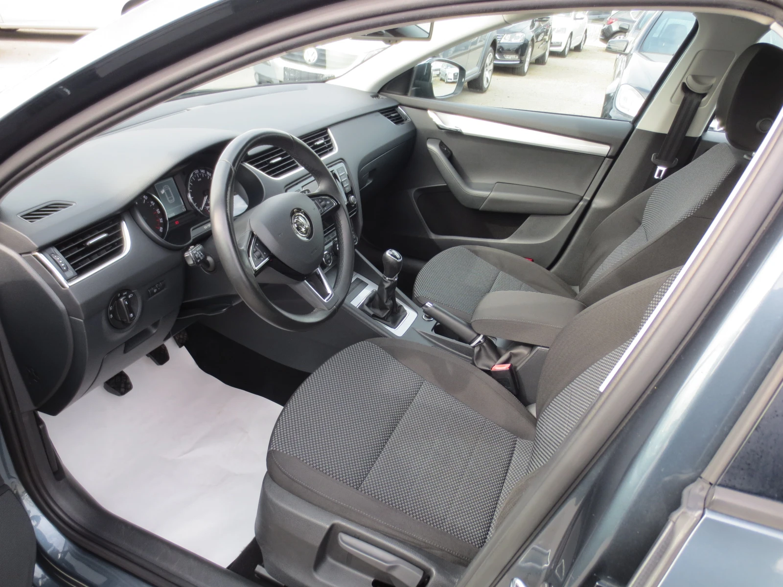 Skoda Octavia 1.6 TDI, снимка 9 - Автомобили и джипове - 54212218