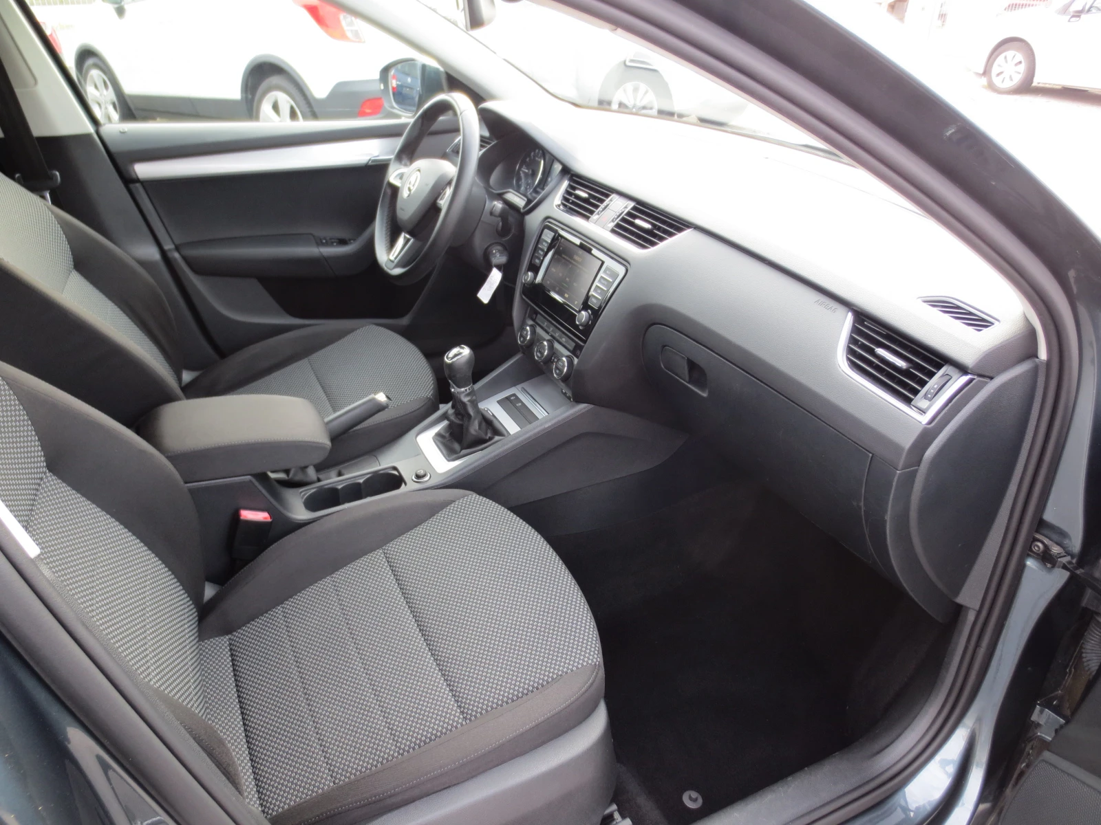 Skoda Octavia 1.6 TDI, снимка 14 - Автомобили и джипове - 54212218