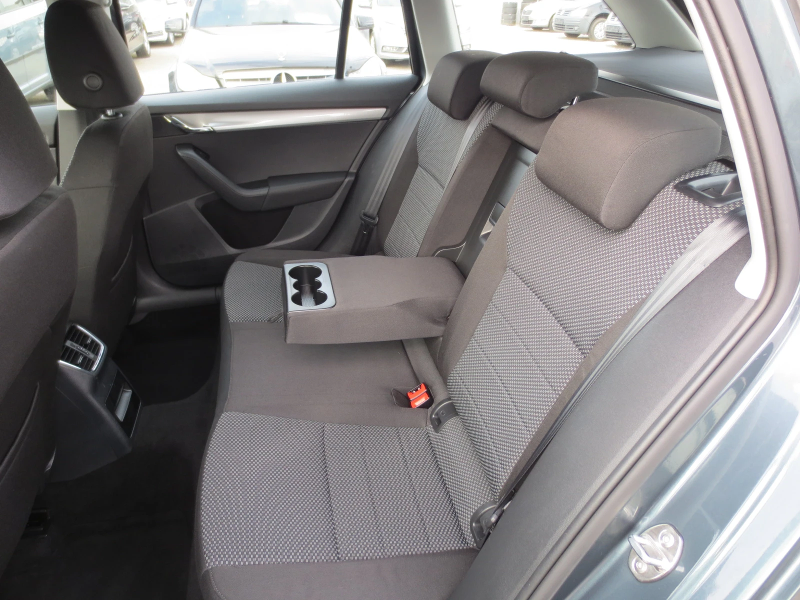 Skoda Octavia 1.6 TDI, снимка 12 - Автомобили и джипове - 54212218