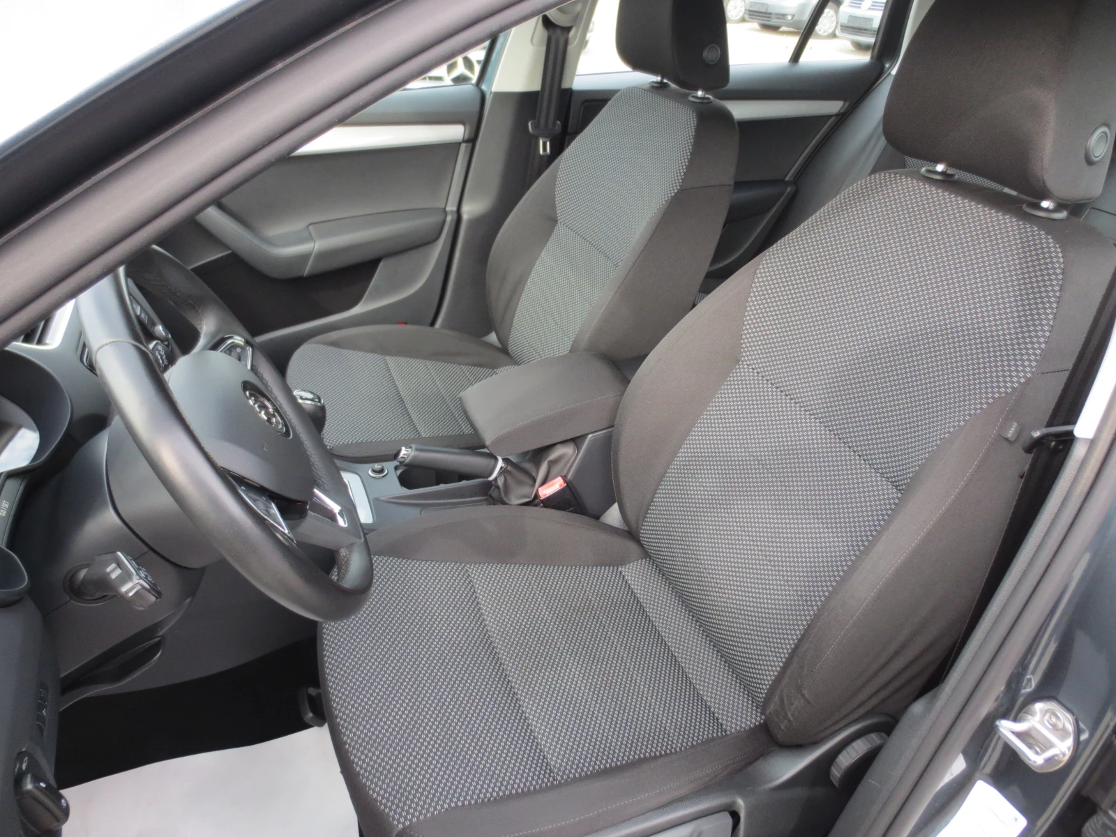 Skoda Octavia 1.6 TDI, снимка 10 - Автомобили и джипове - 54212218