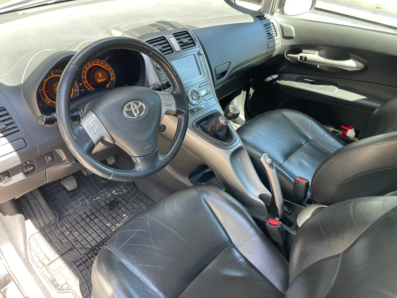 Toyota Auris 2.2 D-4D 2007 Г. РЕГИСТРИРАН ОБСЛУЖЕН , снимка 7 - Автомобили и джипове - 54332070